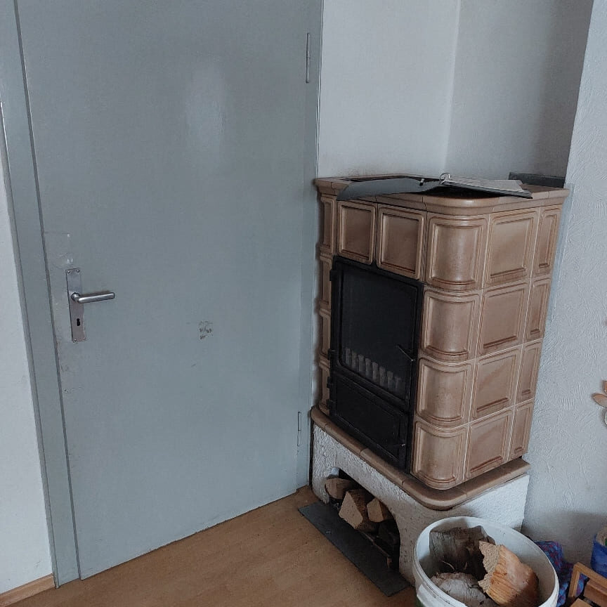 Kaminofen neben der holztür