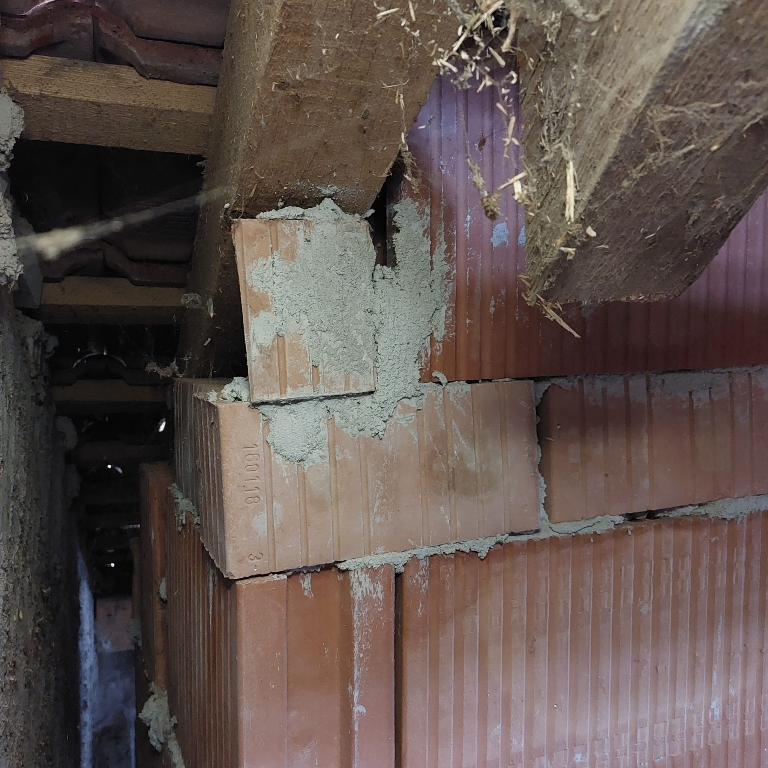 Dachstuhl holz vor der Wand abgeschnitten