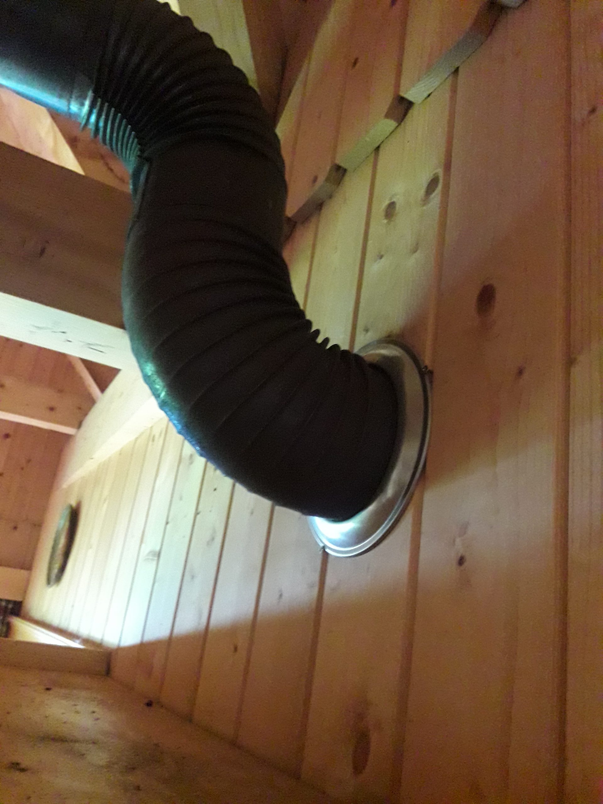 Rauchrohr durch die Holzwand- rückseite