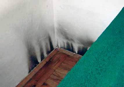 abgas-austritt am boden. Parkett und wand ganz schwarz