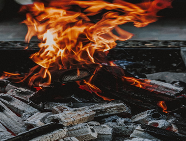 Glutnest mit Feuer